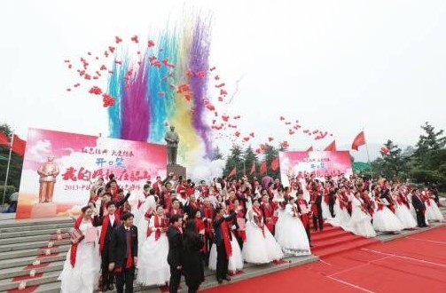 百名新人在毛主席铜像前宣誓：拒绝婚姻随意化