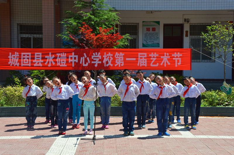 6艺术节红歌传唱活动三年级合唱学习雷锋好榜样.jpg