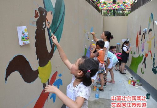 2 孩子们在家长的陪伴下为小区自行车坡道墙面作画_副本.jpg