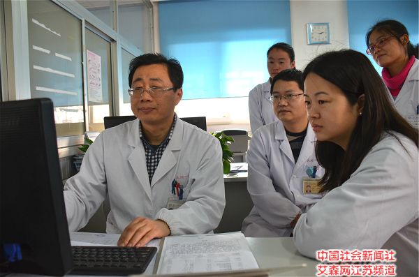 2 朱春荣（左一）与肿瘤科医生共同探讨患者病情.jpg