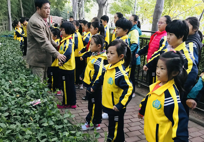 每天清晨，青岛市京剧院一级演员、中国戏剧家协会会员张卫东老师都会组织京剧社团的孩子们来到校园里的树林里、池塘边，呼吸着清新的空气，练习京剧唱腔。.jpg