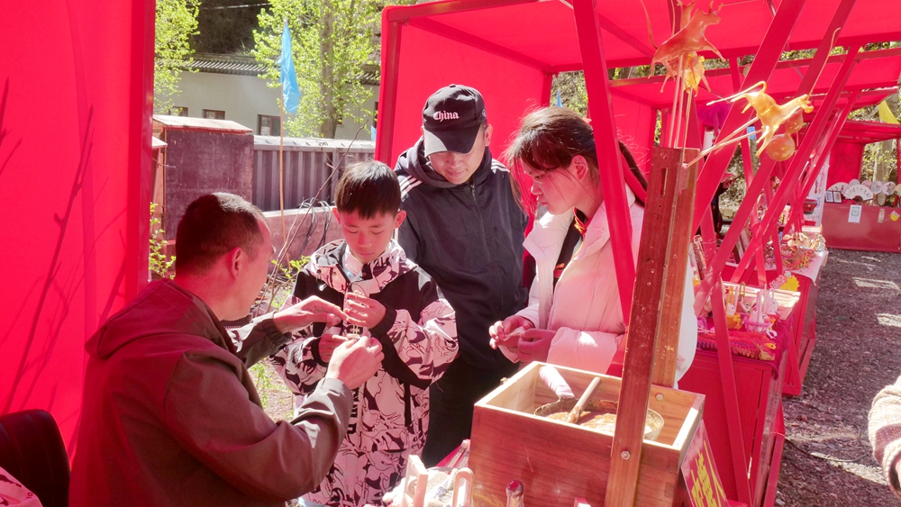 乐订坊非遗文创手工艺品展销为怀柔朝阳洞庙会添彩